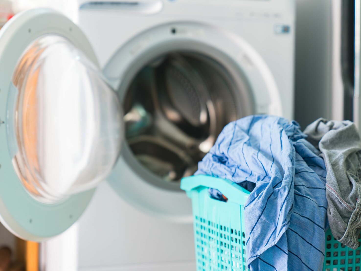 Wäsche stinkt nach dem Waschen? Diese Tricks helfen